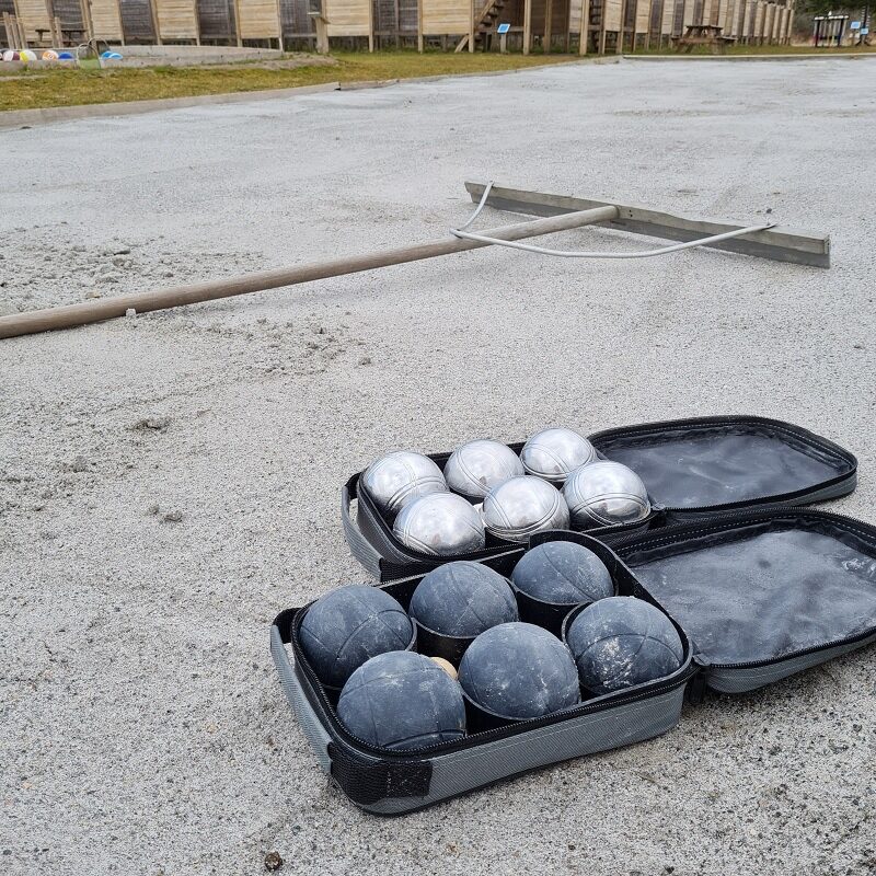 Petanque - Hvem kaster kuglerne, så de lander tættest på trækuglen?